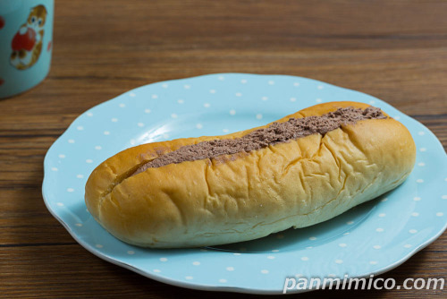 たっぷりホイップロール チョコ【Pasco】斜めから撮った写真