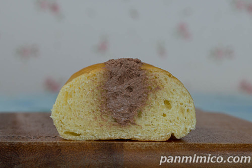 たっぷりホイップロール チョコ【Pasco】断面の写真
