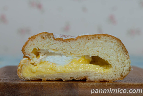 カスタード＆ホイップドーナツ【Pasco】断面の写真