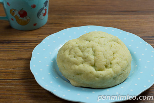 生めろんぱん クラウンメロン【フジパン】斜めから撮った写真