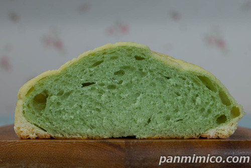 生めろんぱん クラウンメロン【フジパン】断面の写真