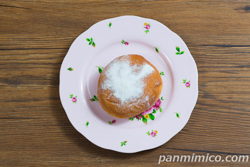 生ドーナツ（いちごみるくホイップ）【ファミリーマート】上から撮った写真