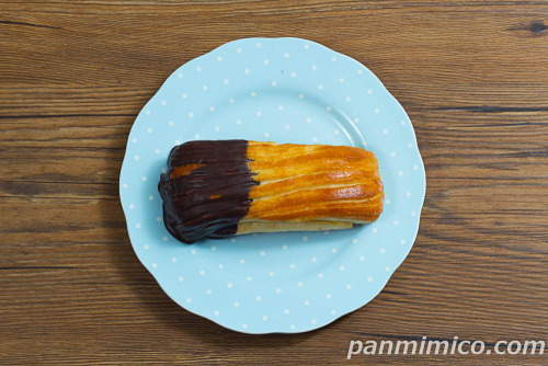 バター香るパンスイス　チョコ＆カスタード【ローソン】上から撮った写真