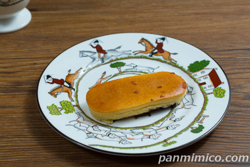 むぎゅ濃チーズケーキ【ローソン】斜めから撮った写真