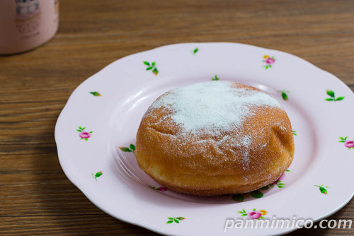 生ドーナツ（いちごみるくホイップ）【ファミリーマート】斜めから撮った写真