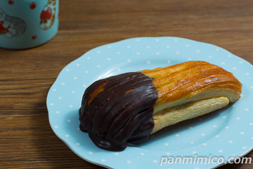 バター香るパンスイス　チョコ＆カスタード【ローソン】斜めから撮った写真