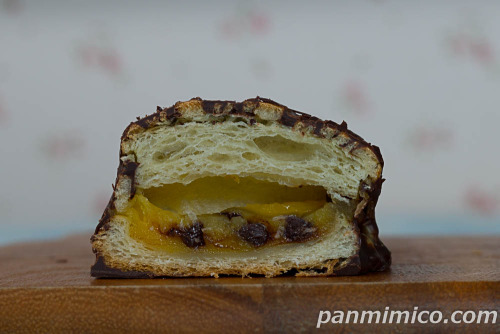 バター香るパンスイス　チョコ＆カスタード【ローソン】断面の写真