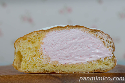 生ドーナツ（いちごみるくホイップ）【ファミリーマート】断面の写真