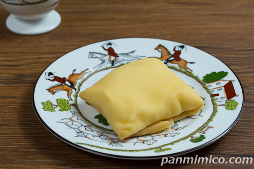 もっちりクレープ粒あん＆ミルククリーム【セブンイレブン】斜めから撮った写真