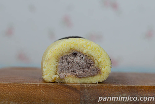 ロールちゃん（クッキー＆クリーム）【ヤマザキ】断面の写真