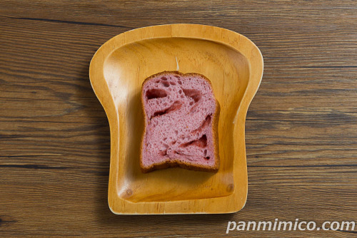 ７プレミアム　いちご食パン　２枚入【セブンイレブン】上から撮った写真