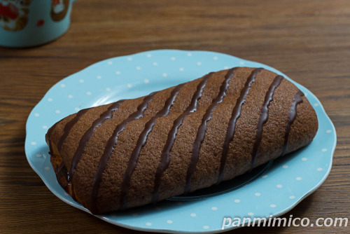 サンミーみたいなチョコメロンパン（チョコ＆カスタード）【ローソン】斜めから撮った写真
