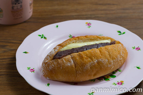 生フランスパン（あん＆マーガリン）【ファミリーマート】斜めから撮った写真