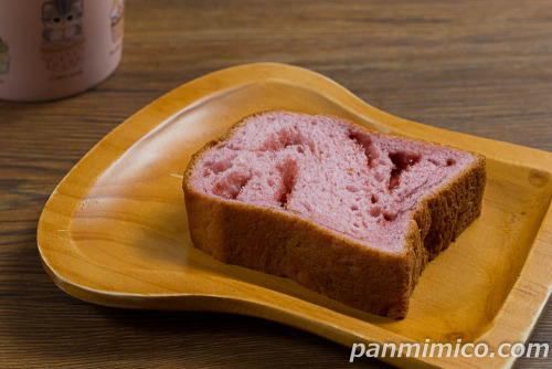 ７プレミアム　いちご食パン　２枚入【セブンイレブン】斜めから撮った写真