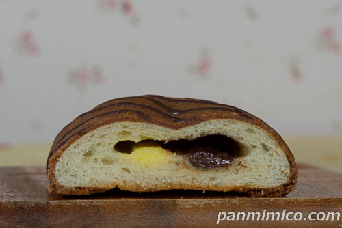 サンミーみたいなチョコメロンパン（チョコ＆カスタード）【ローソン】断面の写真