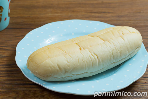 白いダブルサンド（メロンジャム＆メロンホイップ）【ヤマザキ】斜めから撮った写真