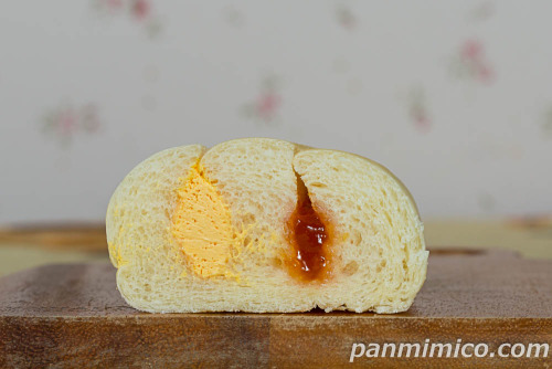 白いダブルサンド（メロンジャム＆メロンホイップ）【ヤマザキ】断面の写真