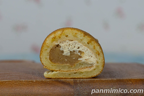 ふわもちロール　栗あん＆栗クリーム【セブンイレブン】断面の写真