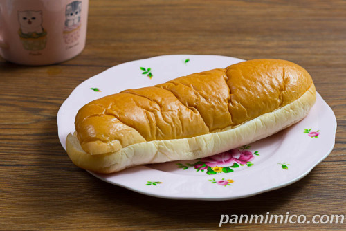 いちごミルクコッペ【フジパン】斜めから撮った写真