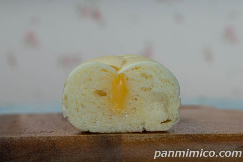 やわらかカスタードロール【Pasco】断面の写真