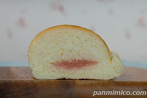 いちごミルクコッペ【フジパン】断面の写真