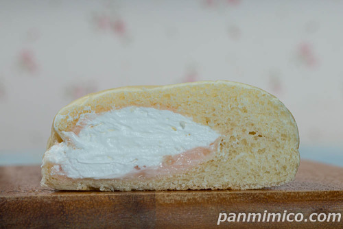 白桃クリーム＆ホイップ【第一パン】断面の写真