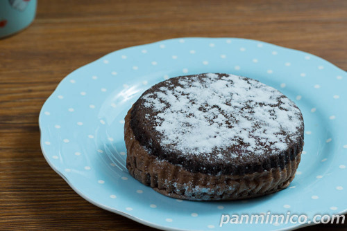 焼きチョコクッキーパン【ファミリーマート】斜めから撮った写真