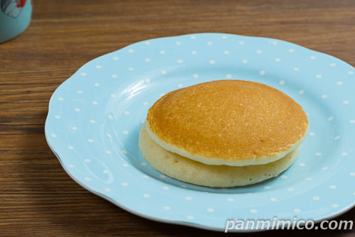 フィナンシェ風パンケーキ　ホイップクリーム　2個入【ローソン】斜めから撮った写真