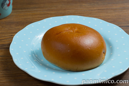 北海道十勝産小豆のホイップつぶあんぱん【セブンイレブン】斜めから撮った写真