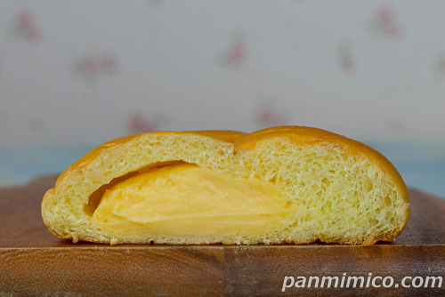 こく旨クリームパン【ローソン】断面の写真