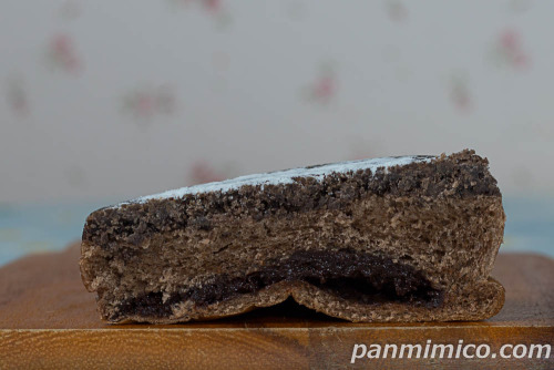 焼きチョコクッキーパン【ファミリーマート】断面の写真