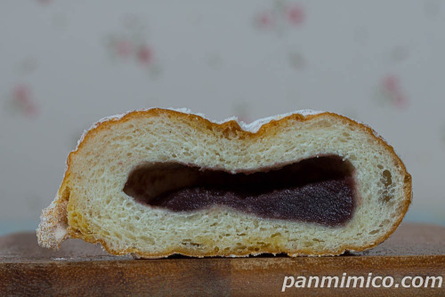 北海道十勝産小豆のこしあんドーナツ【セブンイレブン】断面の写真