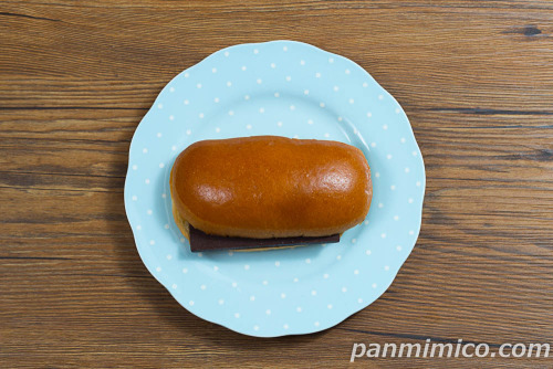 たっぷり満足板チョコホイップサンド【ヤマザキ】上から撮った写真