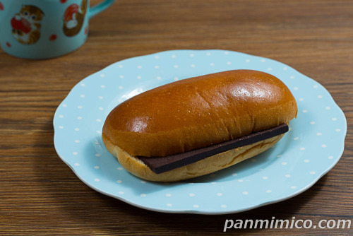 たっぷり満足板チョコホイップサンド【ヤマザキ】斜めから撮った写真