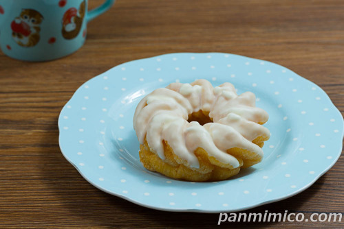 生フレンチクルーラー(牛乳ホイップ)【ヤマザキ】斜めから撮った写真