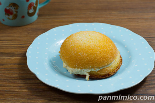 クリームたっぷりシフォンサンド(北海道産生クリーム使用)【ヤマザキ】斜めから撮った写真