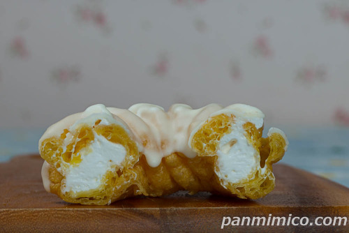 生フレンチクルーラー(牛乳ホイップ)【ヤマザキ】断面の写真