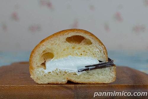 たっぷり満足板チョコホイップサンド【ヤマザキ】断面の写真