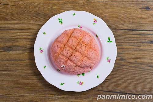 あまおう苺のメロンパン【ファミリーマート】上から撮った写真