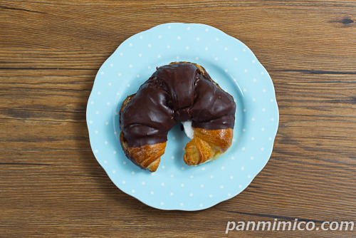 エクレアクロワッサン【ローソン】上から撮った写真