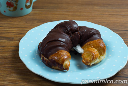 エクレアクロワッサン【ローソン】斜めから撮った写真