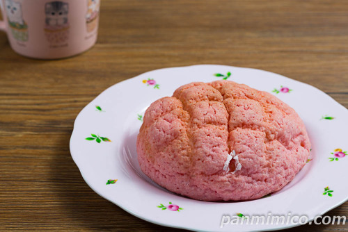 あまおう苺のメロンパン【ファミリーマート】斜めから撮った写真