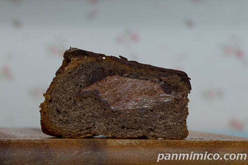 濃厚ショコラのクイニーアマン【ファミリーマート】断面の写真