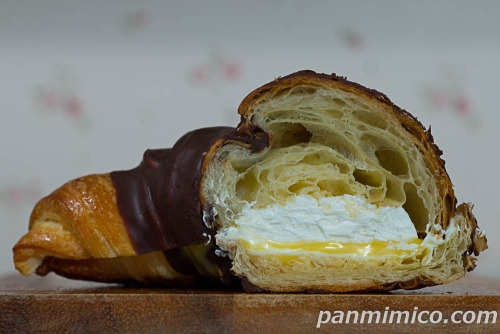 エクレアクロワッサン【ローソン】断面の写真