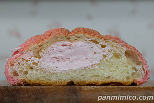 あまおう苺のメロンパン【ファミリーマート】断面の写真