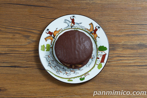 クリームたっぷりチョコケーキサンド（北海道産牛乳使用）【ヤマザキ】上から撮った写真