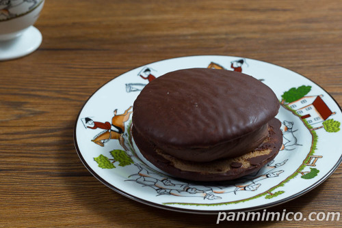 クリームたっぷりチョコケーキサンド（北海道産牛乳使用）【ヤマザキ】斜めから撮った写真