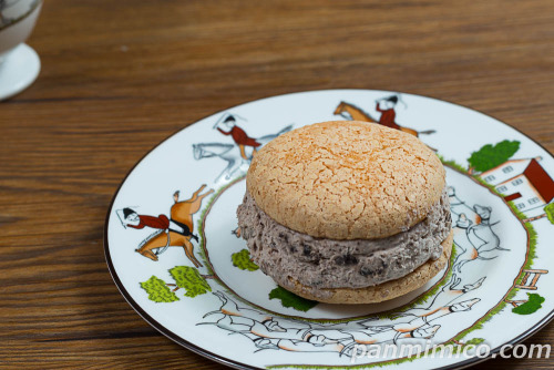 クリームたっぷり生ブッセ(クッキークリーム)【ヤマザキ】斜めから撮った写真