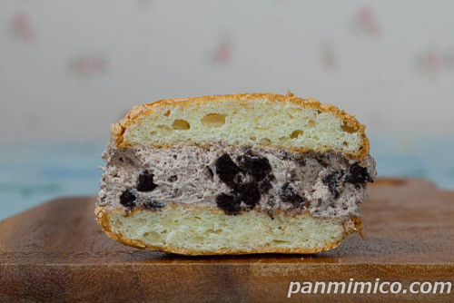 クリームたっぷり生ブッセ(クッキークリーム)【ヤマザキ】断面の写真