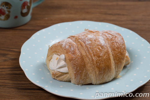 生クロワッサン(牛乳ホイップ)【ヤマザキ】斜めから撮った写真